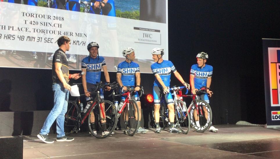 So sehen Gewinner aus! Die vier shn.ch-Jungs sind angekommen!