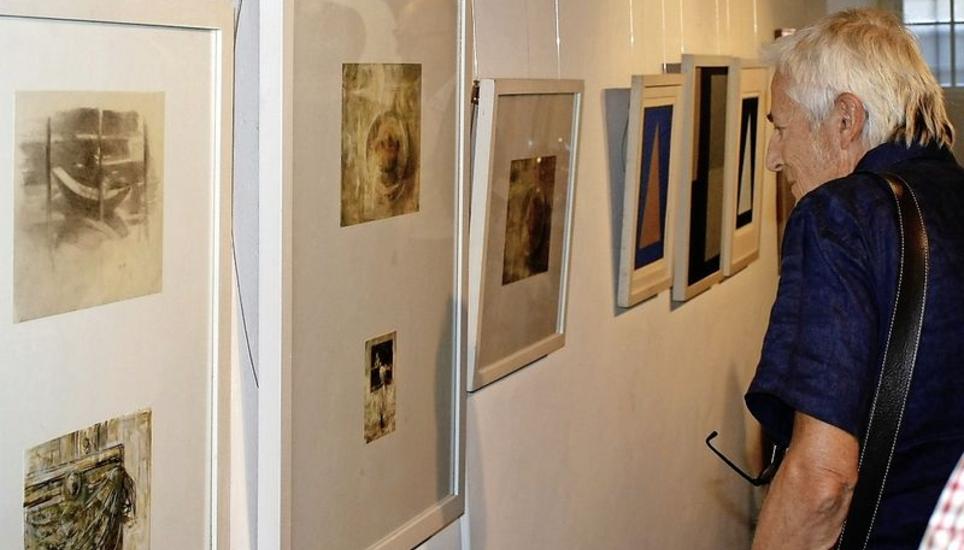 Ein Kunstfreund geniesst die Werke Erich Brändles an der Vernissage. Bild: Dieter Ritter