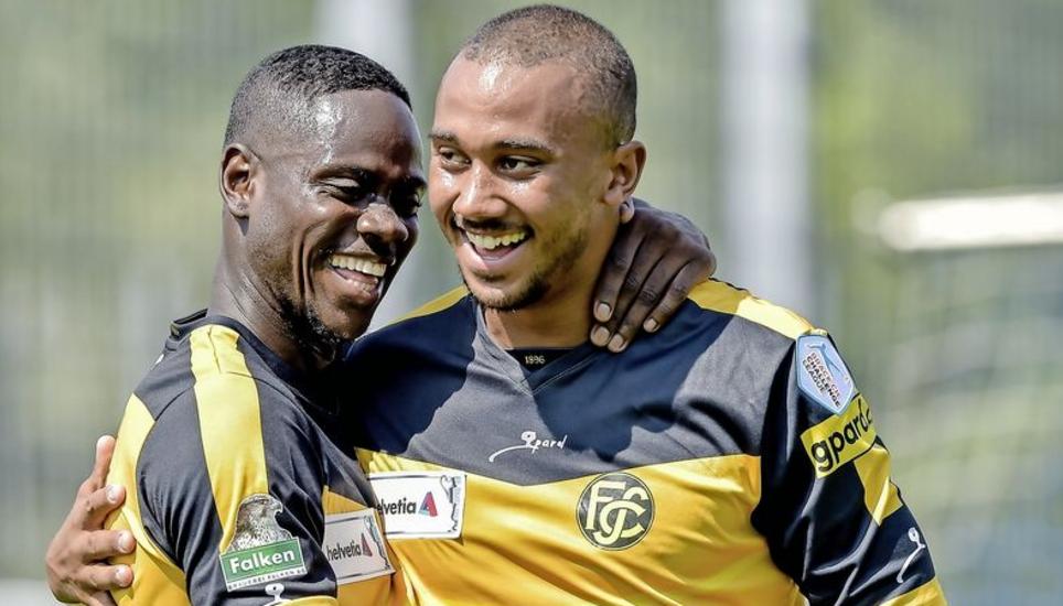 Alles im Griff: Die FCS-Stürmer Mamadou Tounkara (l.) und Karim Barry feiern den klaren Sieg in Freienbach. Bild: R. Albrecht