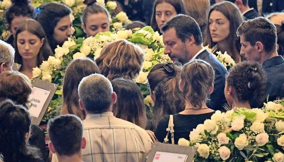Tausende von Menschen besuchten die Trauerfeier für die Opfer des Brückeneinsturzes von Genua, darunter Innenminister Matteo Salvini. Bild: Key