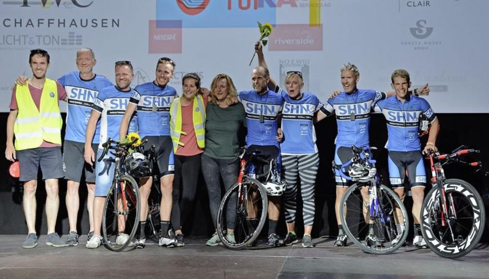 Die glücklichen «shn.ch»-Crewmitglieder mit den Fahrern auf der Bühne in der IWC-Arena.