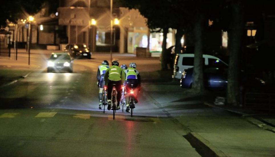 Mit hohem Tempo fährt das «shn.ch»-Team in der Nacht auf Samstag gemeinsam durch das Wallis. Bilder: Daniel Jung/Pascal Oesch