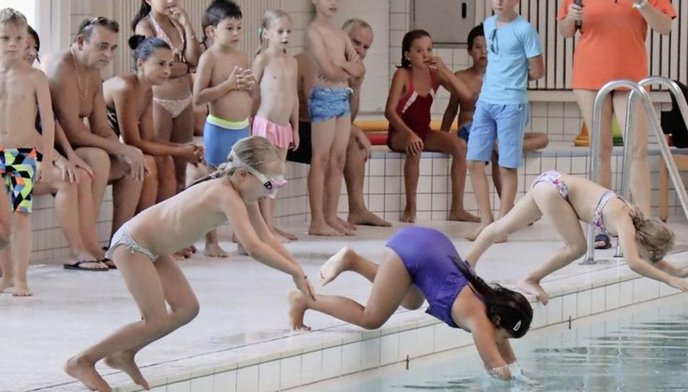 Für das Wettschwimmen der Kinder zwischen fünf und zehn Jahren tauchen diese als «Aquarina»-Fischli ins Wasser des Hallenbades ein. BILD ROLAND MÜLLER