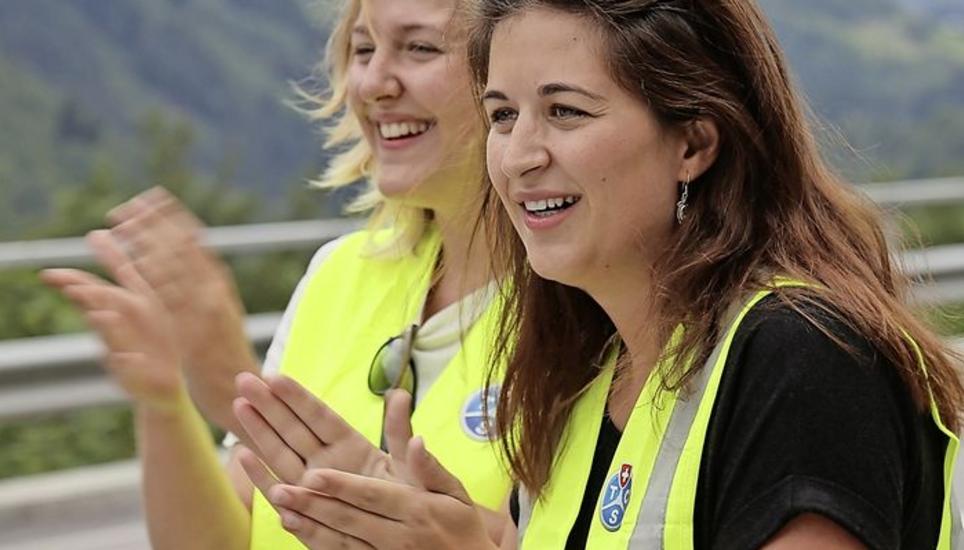 Die Teammitglieder Maria Gerhard (l.) und Sarah Keller feuern die Fahrer an.