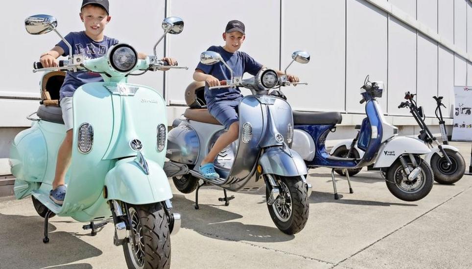 Neue Mobilität im alten Look: Die ausgestellten Elektroroller begeisterten auch Jamie und Marco Meili. Bild: Evelyn Kutschera