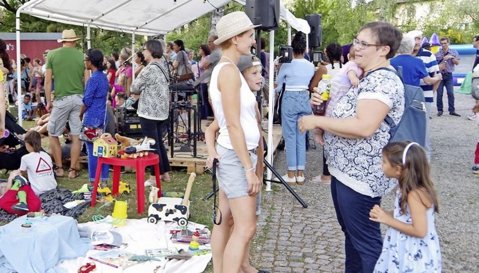 Simone Raschle und Luis plaudern am Fest mit ihrer neuen Quartierbewohnerin Rahel Bühler-Nepali mit Prima und Chaya. Bild: Indrani Das Schmid