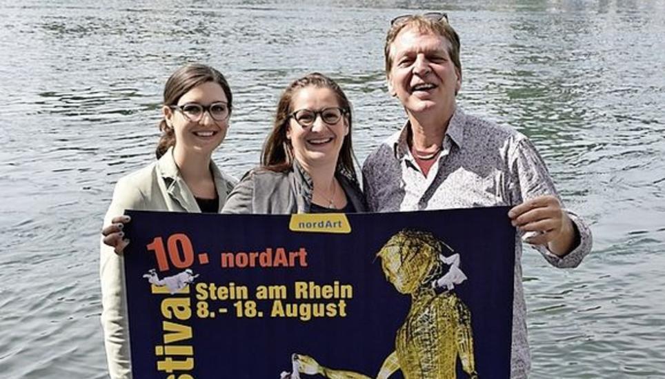Leila Gisler, Katja Baumann und Simon Gisler vom Nordart-Festival sind sehr zufrieden mit dem Besucheraufmarsch. Archivbild: das