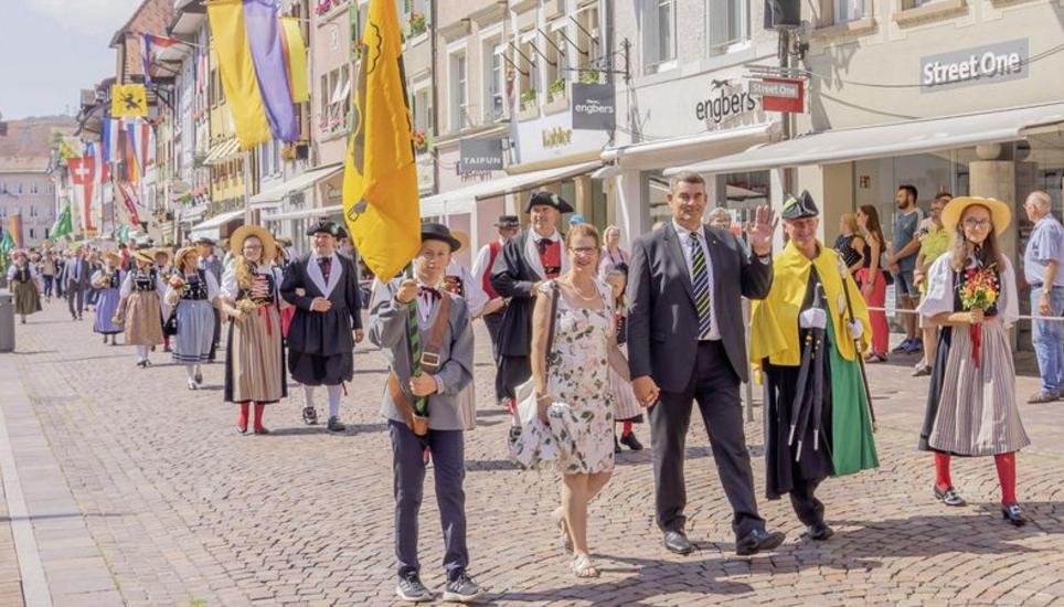 Regierungspräsident Christian Amsler führt zusammen mit Gattin Liliane die Schaffhauser Delegation am Waldshuter Festumzug an. Bild: zvg