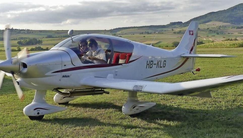 Soeben gelandet: das neue Schleppflugzeug auf dem Flugplatz Schmerlat. Bild: Theo Kübler