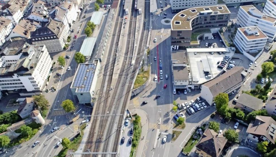 Sicherheit verbessert: die Adlerunterführung am Bahnhof mit der Kreuzung Spitalstrasse (oben) und Hochstrasse (unten) sowie dem Mühlentalkreisel. Bild: Kay Uehlinger