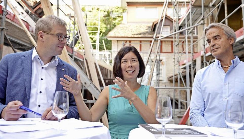 Auf der Baustelle im Innenhof des Hotels Tanne: Finanzreferent Daniel Preisig, Pächterin Claudine-Sachi Münger und Urs Wildberger, Projektleiter im Baureferat der Stadt Schaffhausen (von links). Bild: Selwyn Hoffmann