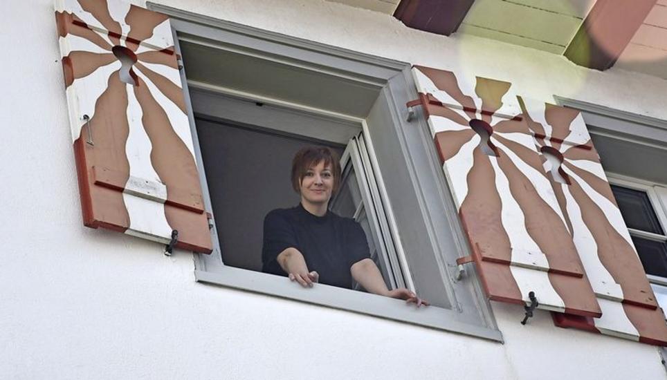 Klackende Autotüren, klappernde Trolleys und Glockenschläge sind die ersten Geräusche, die Denise Ritter morgens von ihrem Schlafzimmer aus hört. Bild: Darina Schweizer