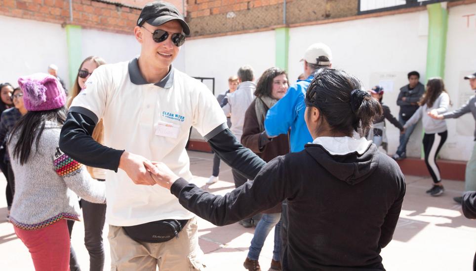 Kennenlernen auf eine andere Art: Begegnungen mit Mädchen in einer sozialen Einrichtung in El Alto. Auf dem Bild: Kilian Pfister, Mediamatiker 4. Lehrjahr GF.