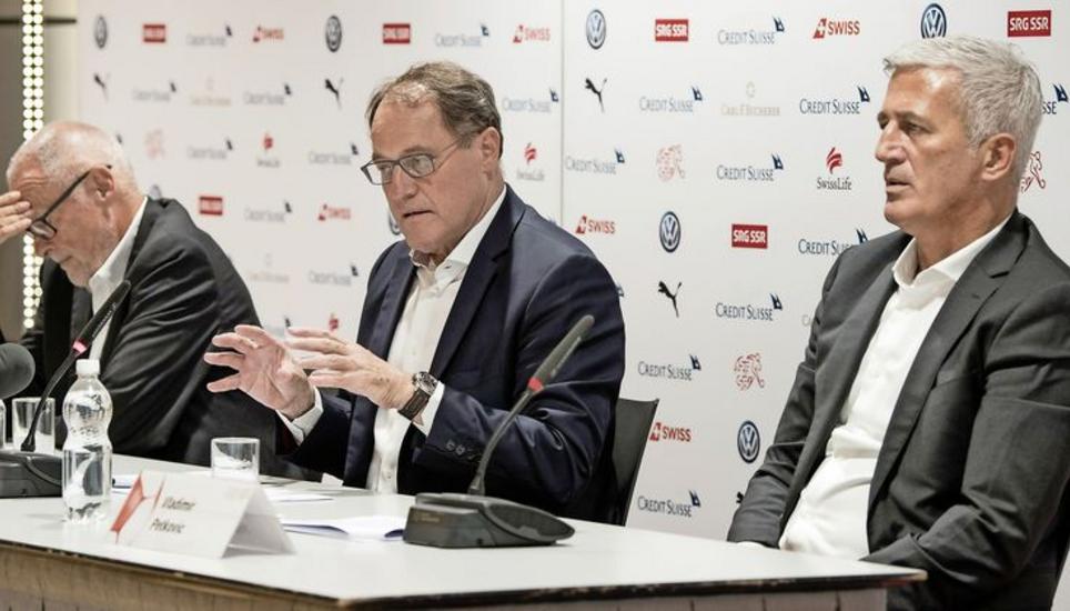 Ein nachdenklicher Präsident Peter Gilliéron, der Nationalmannschaftverantwortliche Claudio Sulser und Nationalcoach Vladimir Petkovic (v. l.) informieren in Ittigen. Bild: Key