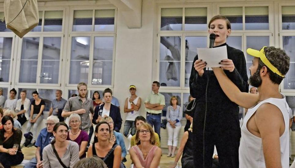 An der Vernissage versuchte die Kunstwissenschafterin Leontine Schelling am Ort, wo früher Beuys’ «Kapital» stand, einen Bogen vom Gestern ins Heute zu schlagen. Die Ausstellung ist jeweils an den kommenden vier Wochenenden geöffnet. Bild: Selwyn Hoffmann