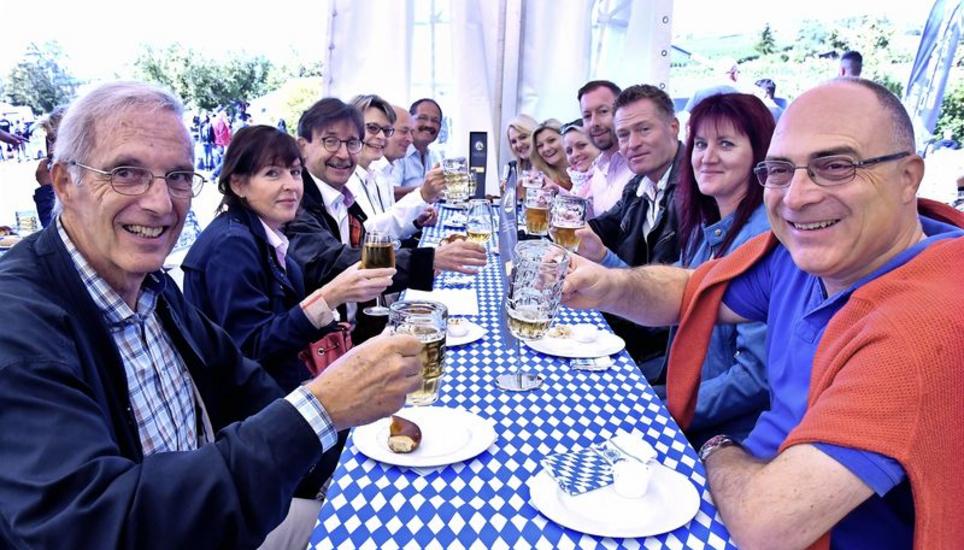 Die geladenen Gäste liessen sich das frisch gezapfte Bier und die Weisswurst zum Frühschoppen munden. Bilder: Christoph Merki