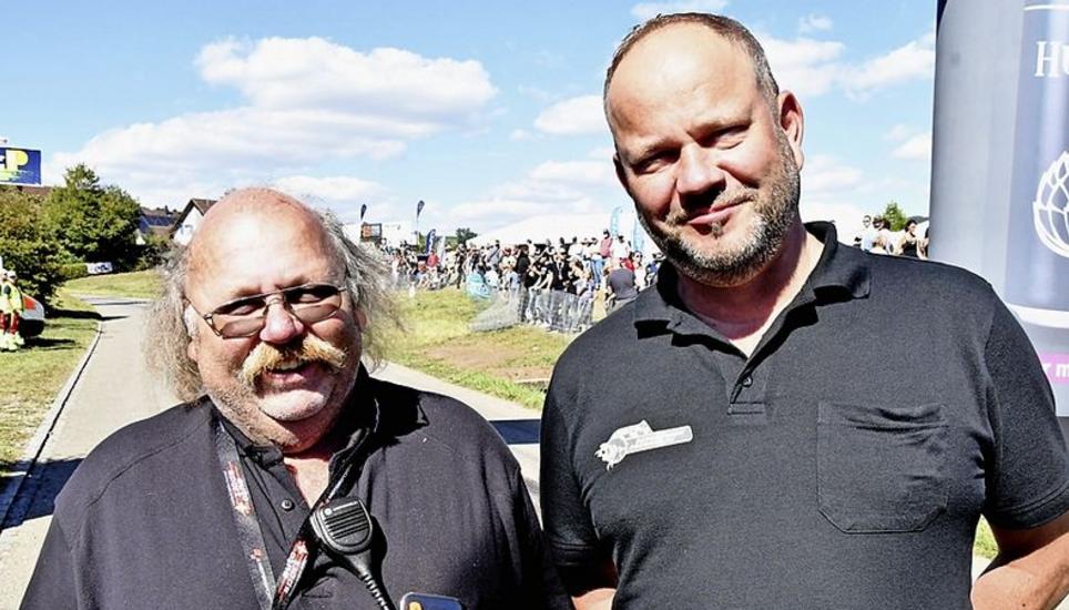 Als Streckenchef oblag Fritz Stern die Sicherheit, während Sven Weisshaupt (r.) half, wo Not am Mann war.
