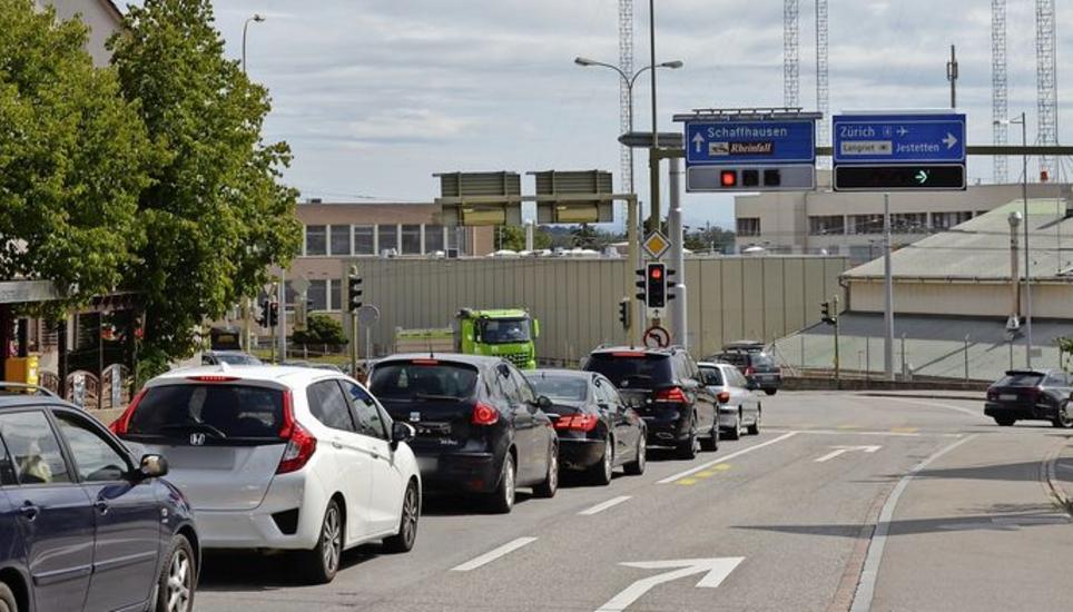 Die Klettgauerstrasse in Neuhausen soll durch den Galgenbucktunnel entlastet werden. Markus Anderegg könnte sich hier noch weitere Beruhigungsmassnahmen vorstellen. Bild: SBA