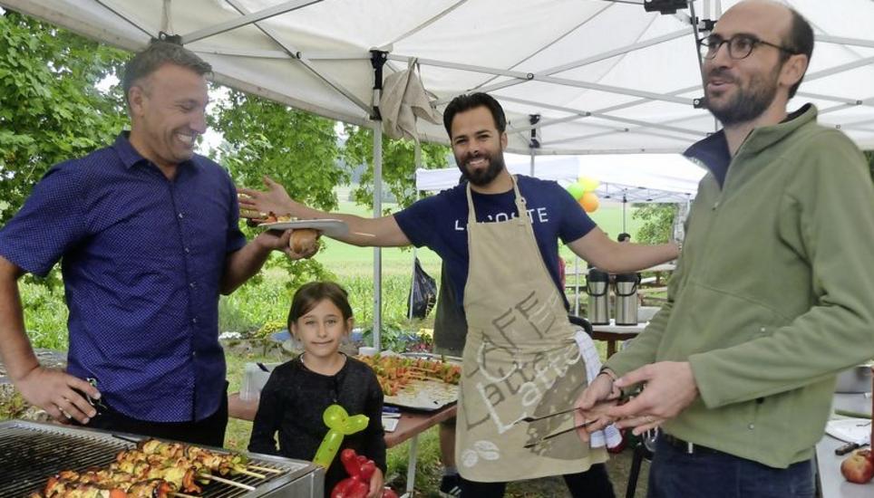 Ali Jwan aus Syrien (ganz links) bereitet am «Friedeck»-Fest im Beisein seiner Tochter und unter Mitwirkung von zwei Helfern am Grill Spiesschen zu. Bild: Ursula Junker