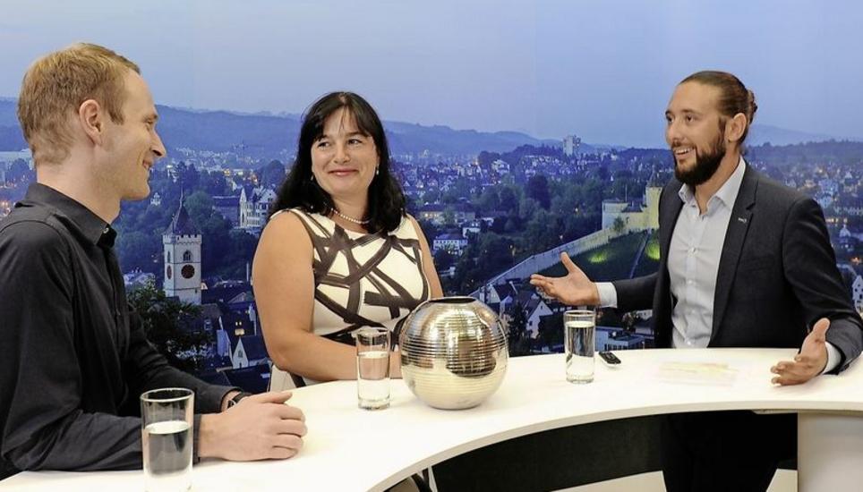 Ein Grund zum Feiern: Zum 500. Mal moderierte Sebastian «Sebi» Babic die Sendung «Hüt im Gschpröch». Zu Gast waren Lukas Somm und Britta Schmid von der Genossenschaft Legeno. Das Gespräch wird heute Abend ausgestrahlt. Bild: Bruno Bührer