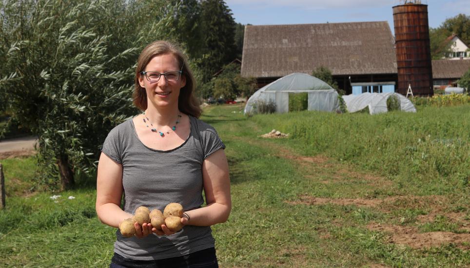 Daniela Furter mit den Kartoffeln aus der Ernte von Roland Weber. Bild: daz