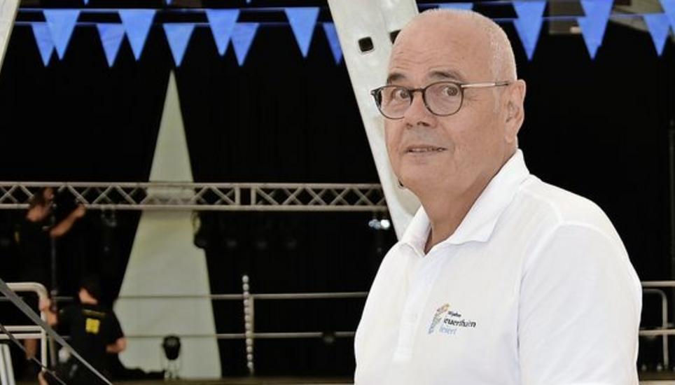 Gemeinde- und OK-Präsident Jürg Grau in der grossen Festhalle. Bild: Sophie Schäfer