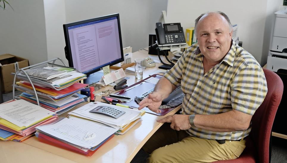 Armin Jungi an seinem Schreibtisch im Rathaus von Diessenhofen: «Man muss Menschen mögen.» Bild: Thomas Brack