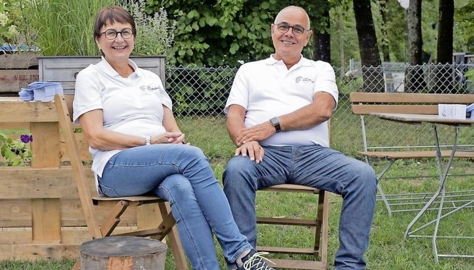 OK-Mitglieder Yvonne Schwaninger und Jürg Grau waren froh, dass trotz des schlechten Wetters viele Leute kamen.
