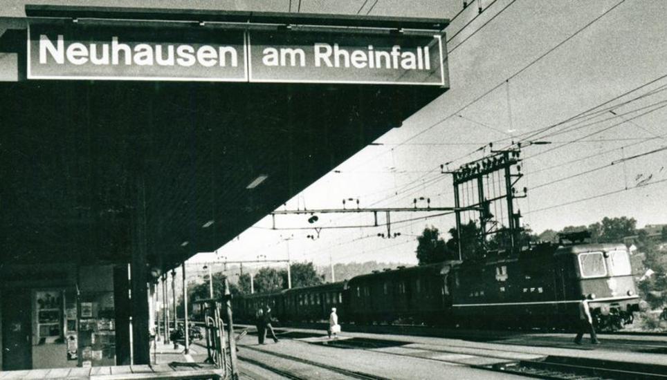 1938 wurde der Ortsname in «Neuhausen am Rheinfall» geändert, erst 1978 änderten die SBB jedoch die Stationstafel am Neuhauser Bahnhof. Bild: Bruno und Eric Bührer