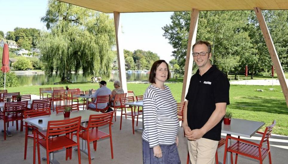 Das Pächterpaar der Badi Langwiesen, Vera Strauss und Patrick Rähmi, auf der neuen saisonerprobten Terrasse. Bild: Selwyn Hoffmann