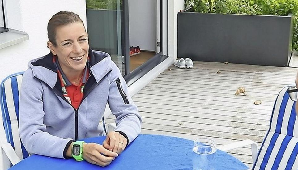 Nicola Spirig erklärt in ihrem Garten, wieso sie sich im Sport so sehr für Kinder und Jugendliche engagiert. Bild: Ralph Denzel