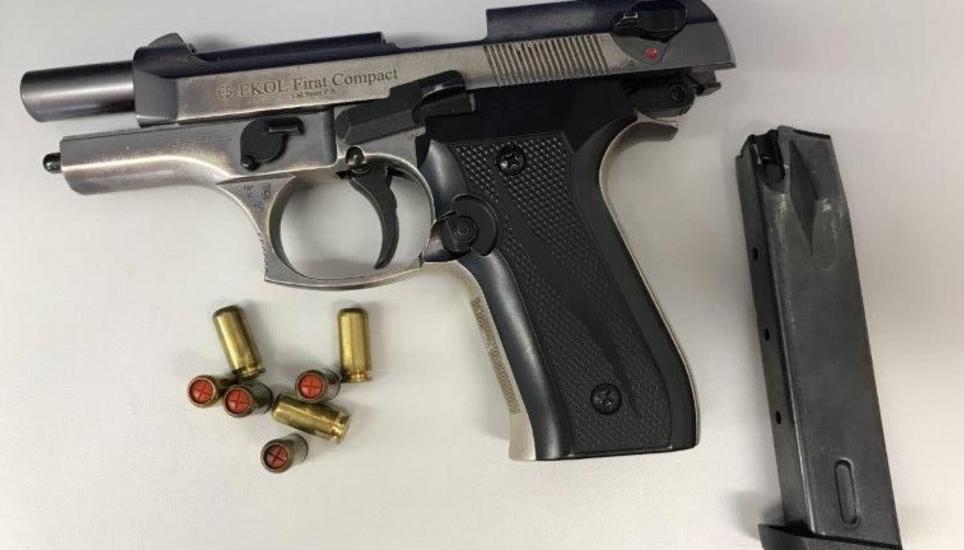 Unter den LKW-Fahrern wurde unter anderem eine Schreckschusspistole gefunden. Bild: SHPol