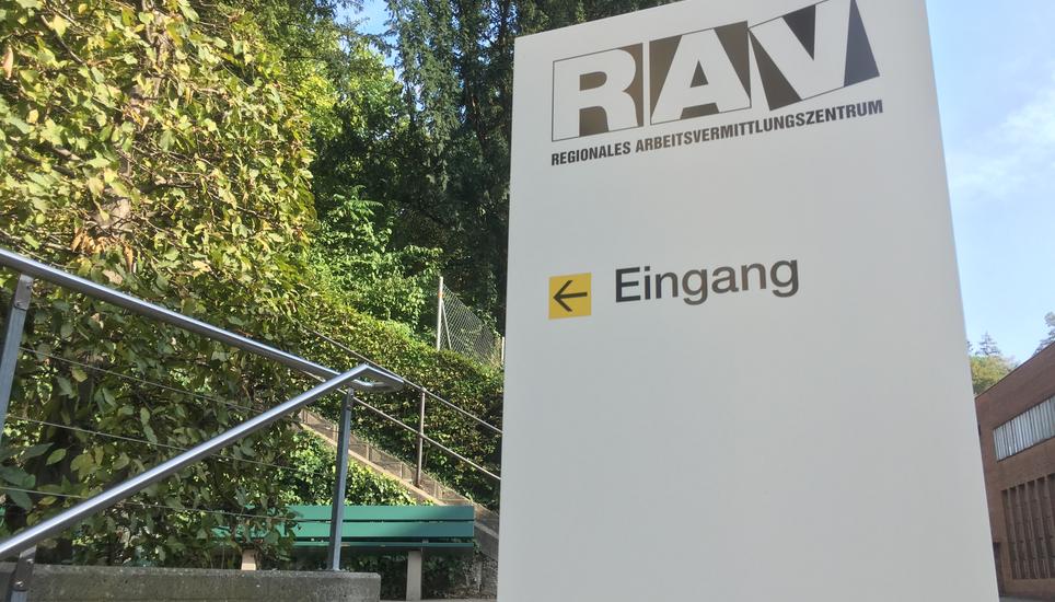 Die Kontrolle der Stellenmeldepflicht obliegt den Kantonen.