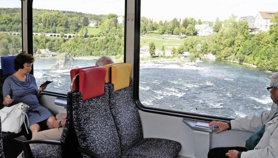 Auf der Rheinfalllinie S33 fährt zwar kaum Zugpersonal mit, doch sowohl hier als auch in den Fernverkehrszügen soll das Personal stärker aufs Naturschauspiel hinweisen. Bild: M. Gasser