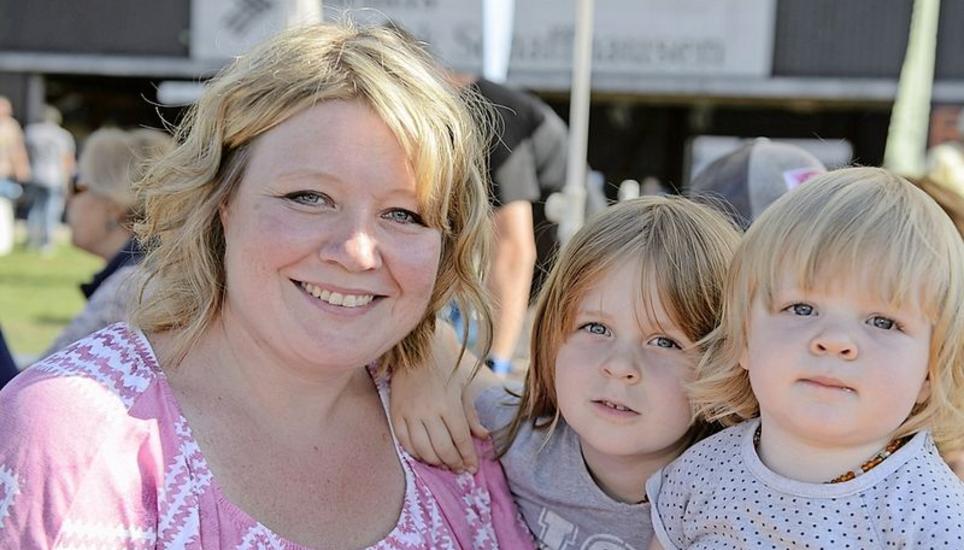 Nicole, Cheyenne und Jocelyne Oberhofer (v. l.) verfolgen das Geschehen am Himmel von der Festbank aus.