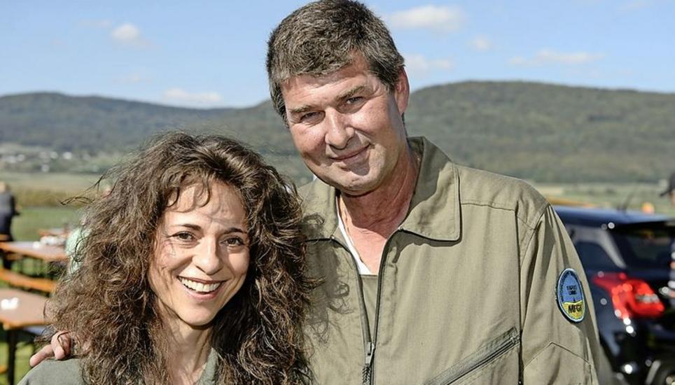 Pilot Dani Schweizer und Co-Pilotin Karin Hepp fliegen am Abend im Sonnenuntergang nach Hause.