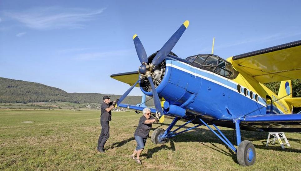Drehen kurz vor dem Start den Propeller der Antonov an: Michael Depping und Petra Hugg. Bilder: Selwyn Hoffmann
