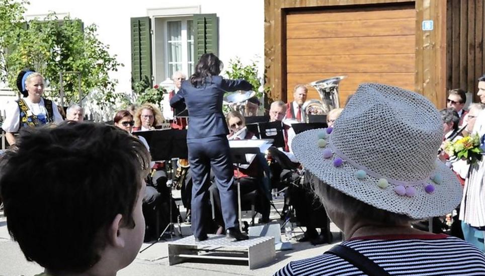 Bei schönstem Wetter genossen die Besucher die vielen Musikeinlagen auf und neben der Bühne...