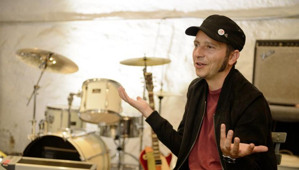 Der Gitarrist und Komponist Urs Vögeli berichtet in seinem Proberaum von seinem neusten Projekt «Songs for the Low», das am 13. September zum ersten Mal im TapTab erklingt. Bild: Selwyn Hoffmann