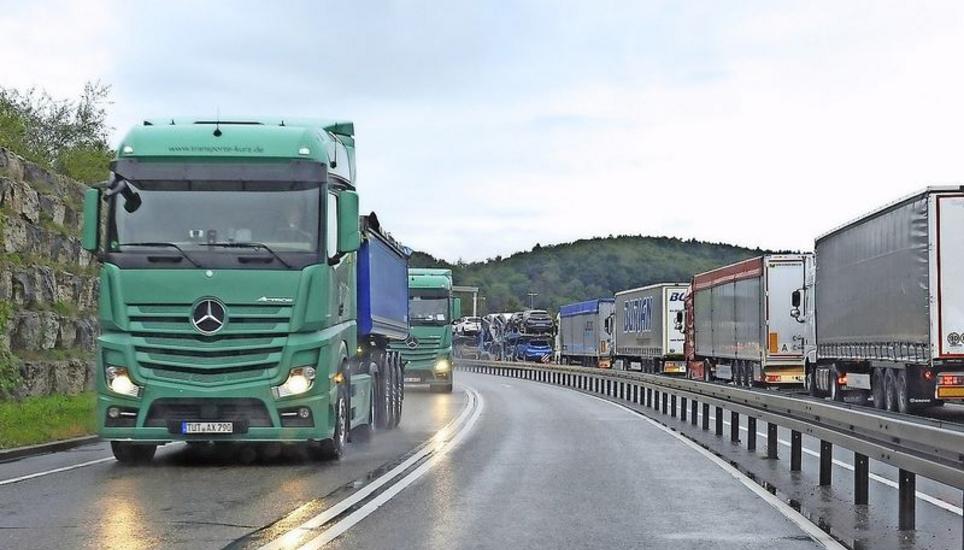 Ein zusätzlicher Lkw-Streifen soll den Stau reduzieren. Archivbild: Bruno Bührer