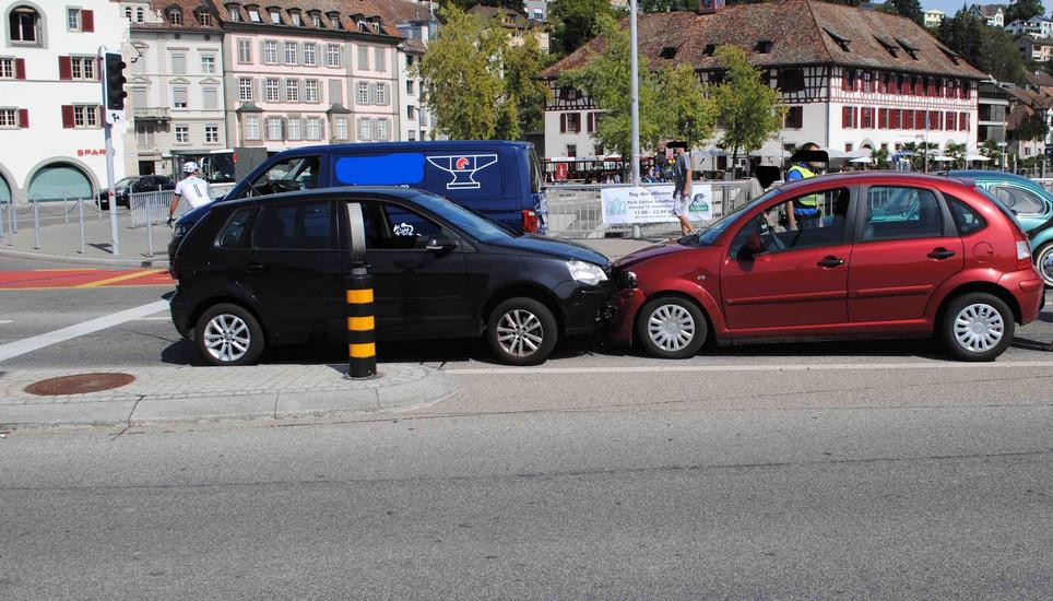Die zwei Autos sind auf der Rheinbrücke ineinandergeprallt. Bild: shpol