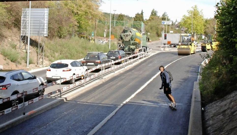 Bereits heute staut sich zu Stosszeiten der Verkehr unter der A4-Brücke in Herblingen. Bild: Julia Leppin