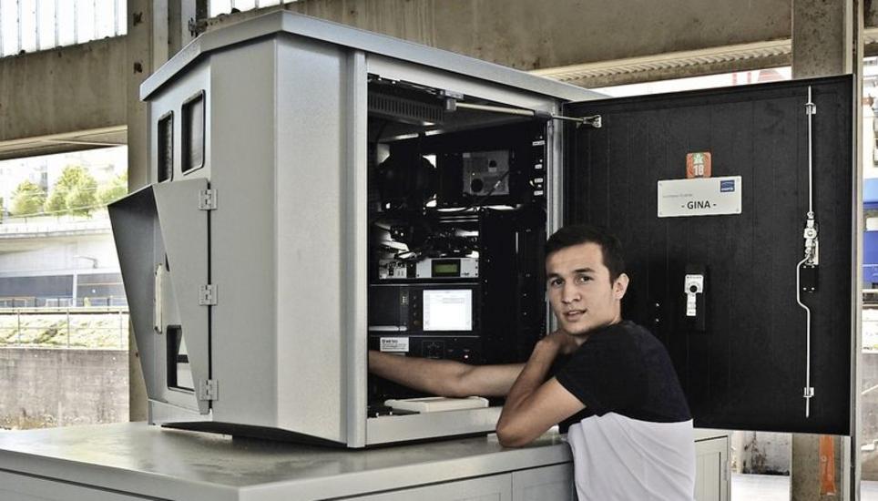 Bastri Berisha weiss, wie man die mobile Radaranlage «Gina» richtig bedient. Bild: Dario Muffler