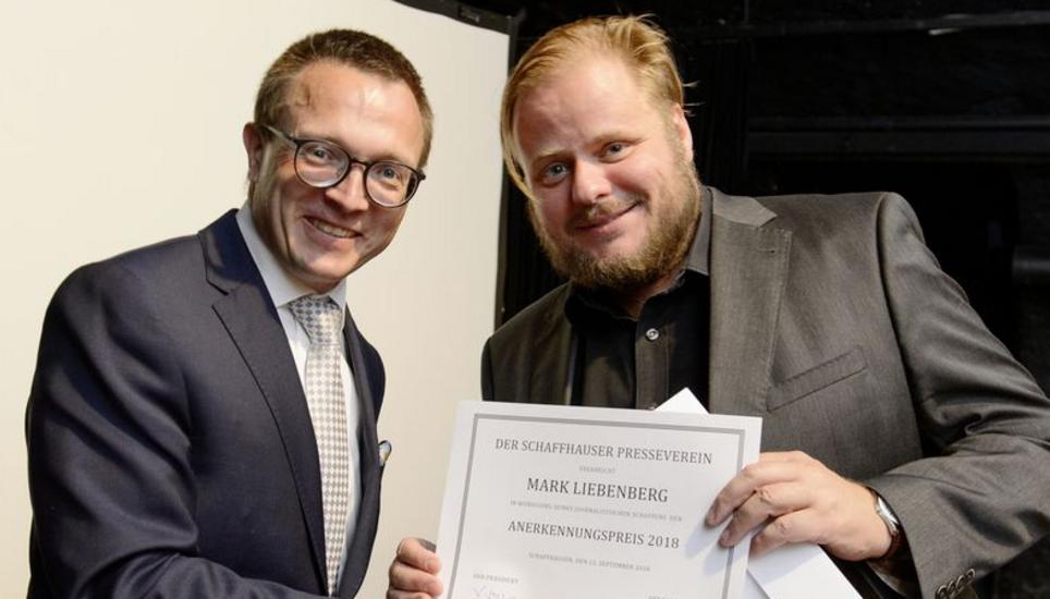 Der neu gewählte Präsident Zeno Geisseler (l.) überreicht SN-Redaktor Mark Liebenberg den Anerkennungspreis des Schaffhauser Pressevereins. Bild: Selwyn Hoffmann