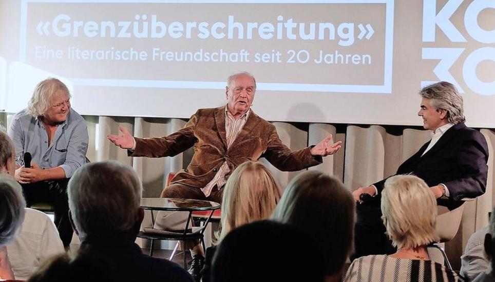 Martin Walser zwischen Matthias Ackeret (rechts) und Manfred Klemann. Bild: Bruno Bührer