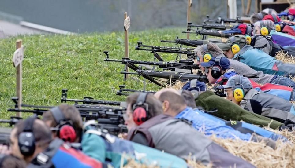 Wer Mitglied in einem Schützenverein ist oder regelmässig schiesst, soll halbautomatische Waffen mit einer Ausnahmegenehmigung erwerben dürfen. Bild: Key