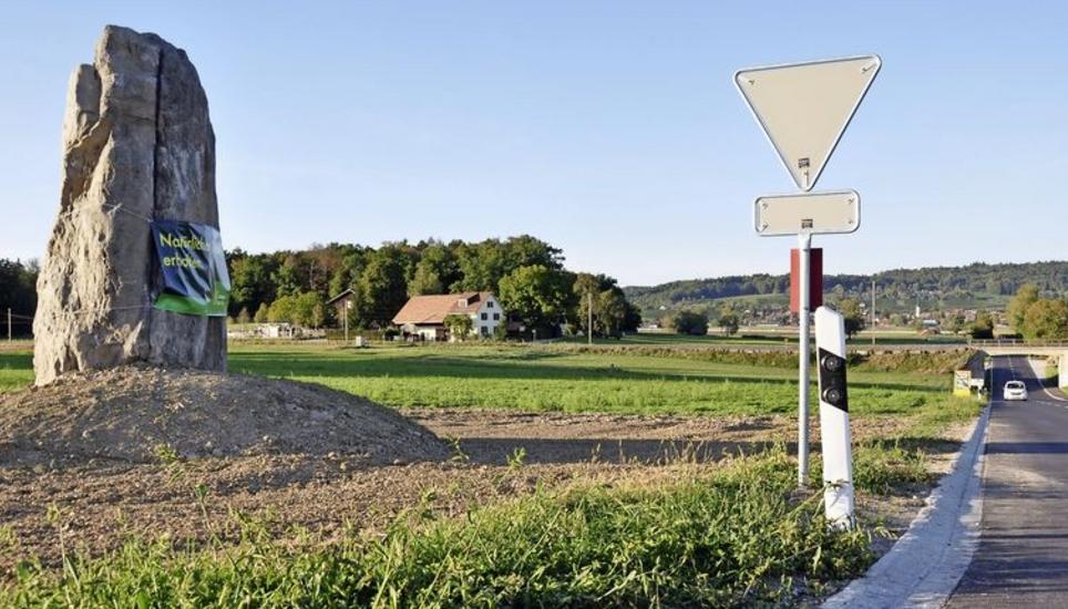 In einer Ecke der Kreuzung Benken–Marthalen–Rheinau steht der prominente Hinkelstein auf Kulturland des Bauern und «Bauherrn» Jürg Rasi. Bild: Mark Gasser