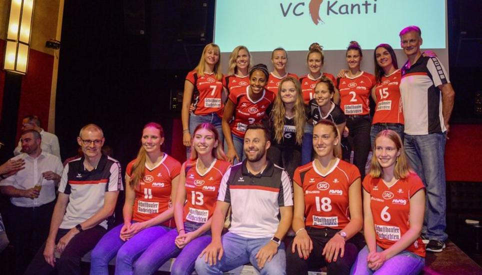 Mit hohen Zielen, aber auch viel Optimismus präsentierte sich das Team des VC Kanti gestern im «Orient» den Sponsoren und Gästen. Bilder: Reinhard Standke