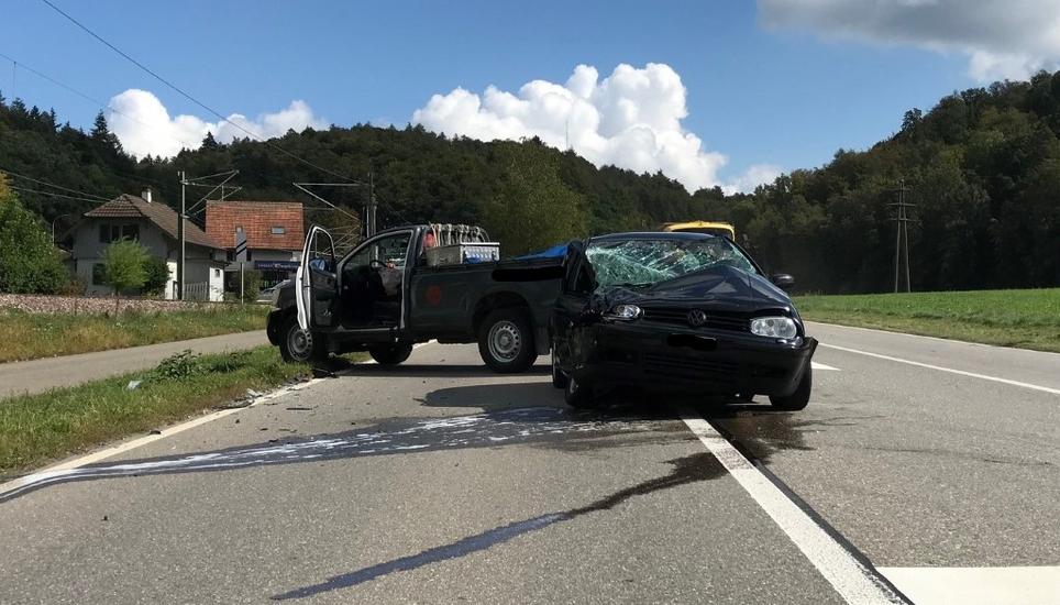 Beide Fahrer mussten nach dem Unfall mit unbestimmten Verletzungen ins Spital gebracht werden. Bild: Shpol