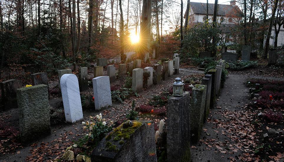 Bisher war die Ruhezeit nach Urnenbestattungen unbegrenzt, neu gilt sie noch für 15 Jahre. Archivbild: Selwyn Hoffmann